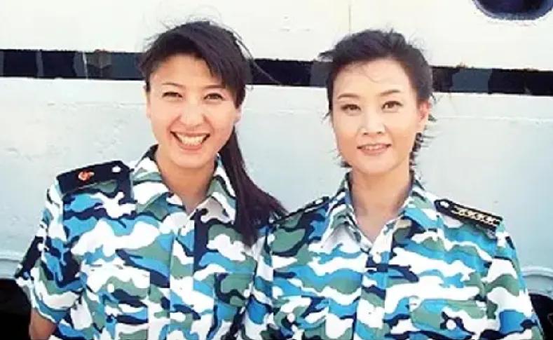 闫学晶和宋祖英的合影。
性格写在脸上，人品刻在骨子里。
从两人的表情上就觉得处事