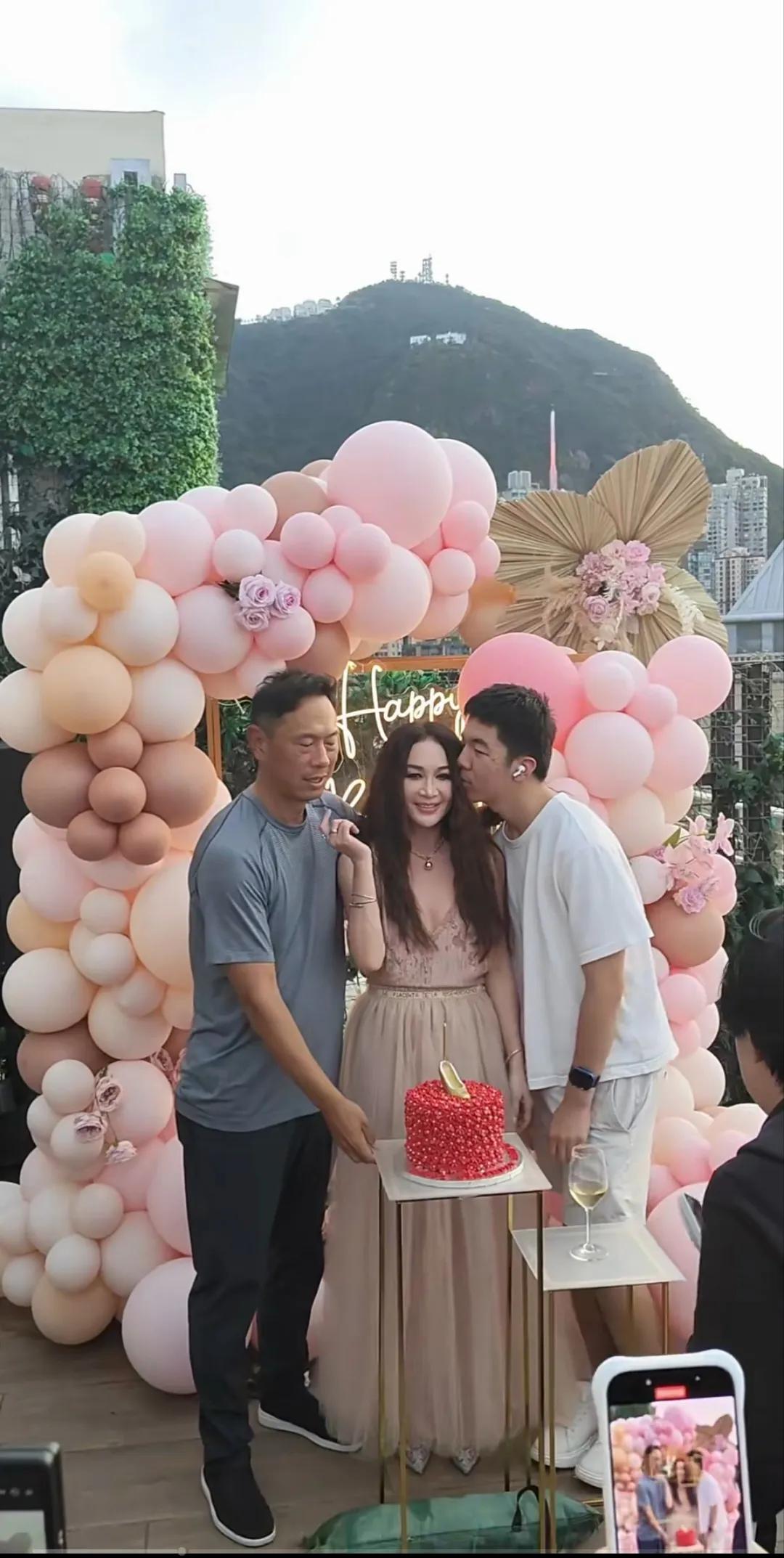 温碧霞，一张照片说明和儿子的关系真是不一般。