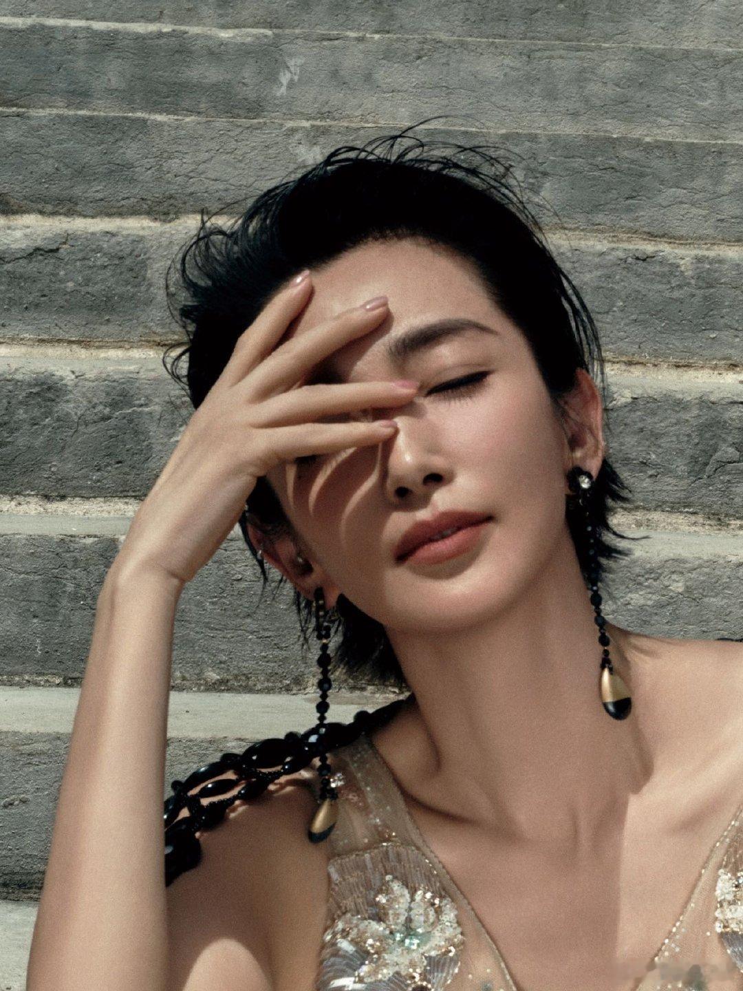 李冰冰的五官可塑性真的没得挑，可飒可柔适配各种风格，真的羡慕这种怎么拍都好看的骨
