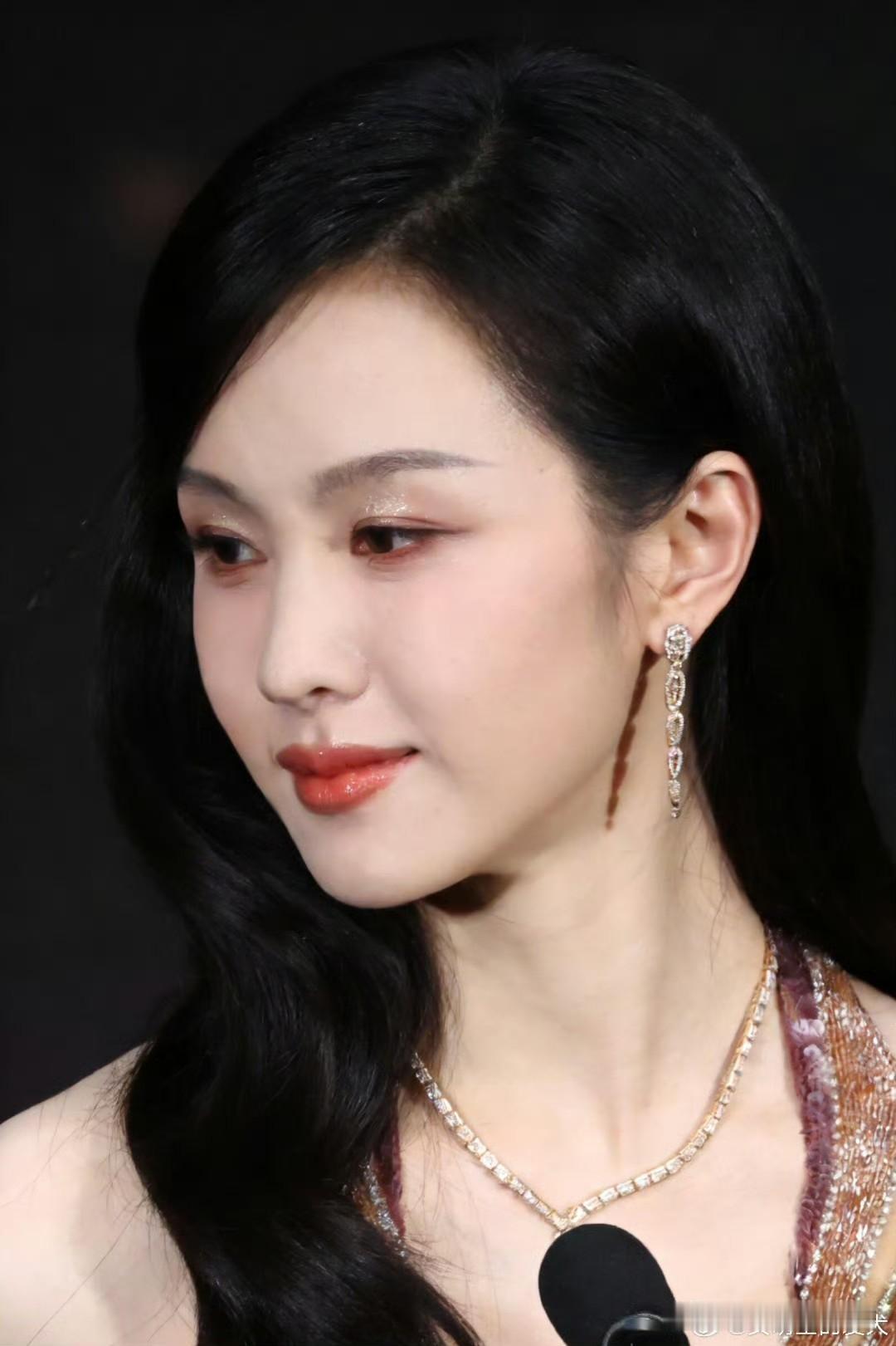 陈都灵怼脸拍长这样