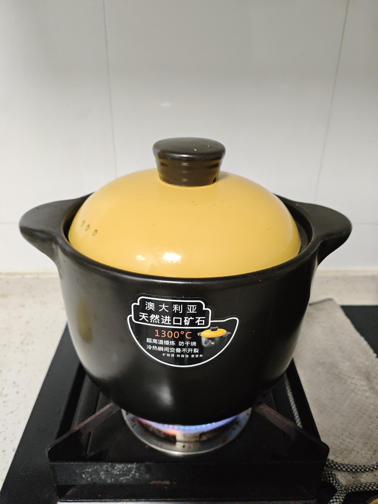 今年冬天的不同深夜的砂锅最抚胃，咕嘟咕嘟的热气直接把幸福感拉满✨