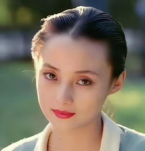 1994年蒋勤勤入北电报到，素颜亮相直接轰动全校！黄磊当场翘课，高晓松从清华专程