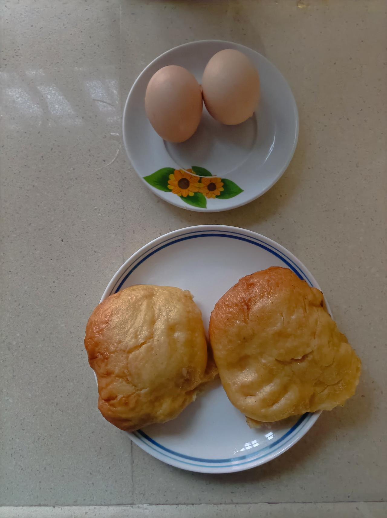 冬日三餐打卡今日早餐，吃儿媳妇买的玉米饼，还有牛奶和鸡蛋！