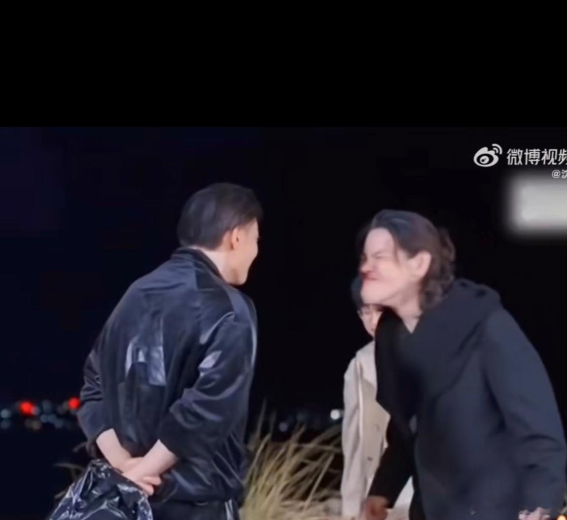 向佐 喜剧界不可多得的人才  向佐的喜剧作品总是那么精彩纷呈！他总能抓住我们的笑