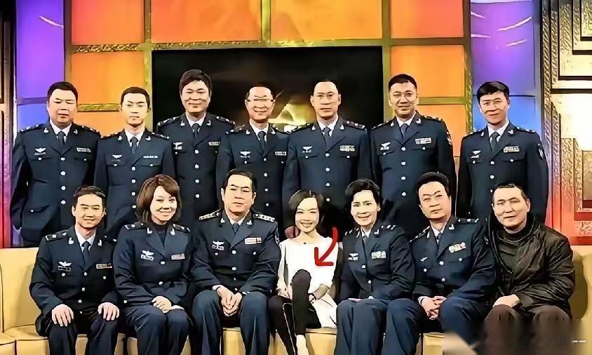满屏都是笔挺的制服，只有她翘着腿坐在正中间。这张合影一出来，鲁豫又被骂惨了。 但