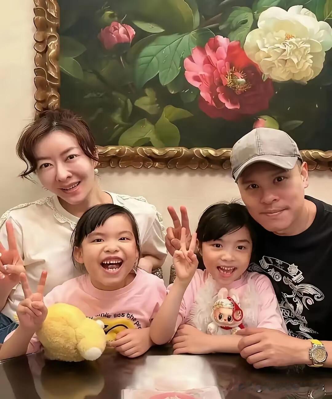 妈妈长得那么漂亮，身材那么高挑，气质好，怎么孩子们长相平平，没有遗传到妈妈的优秀