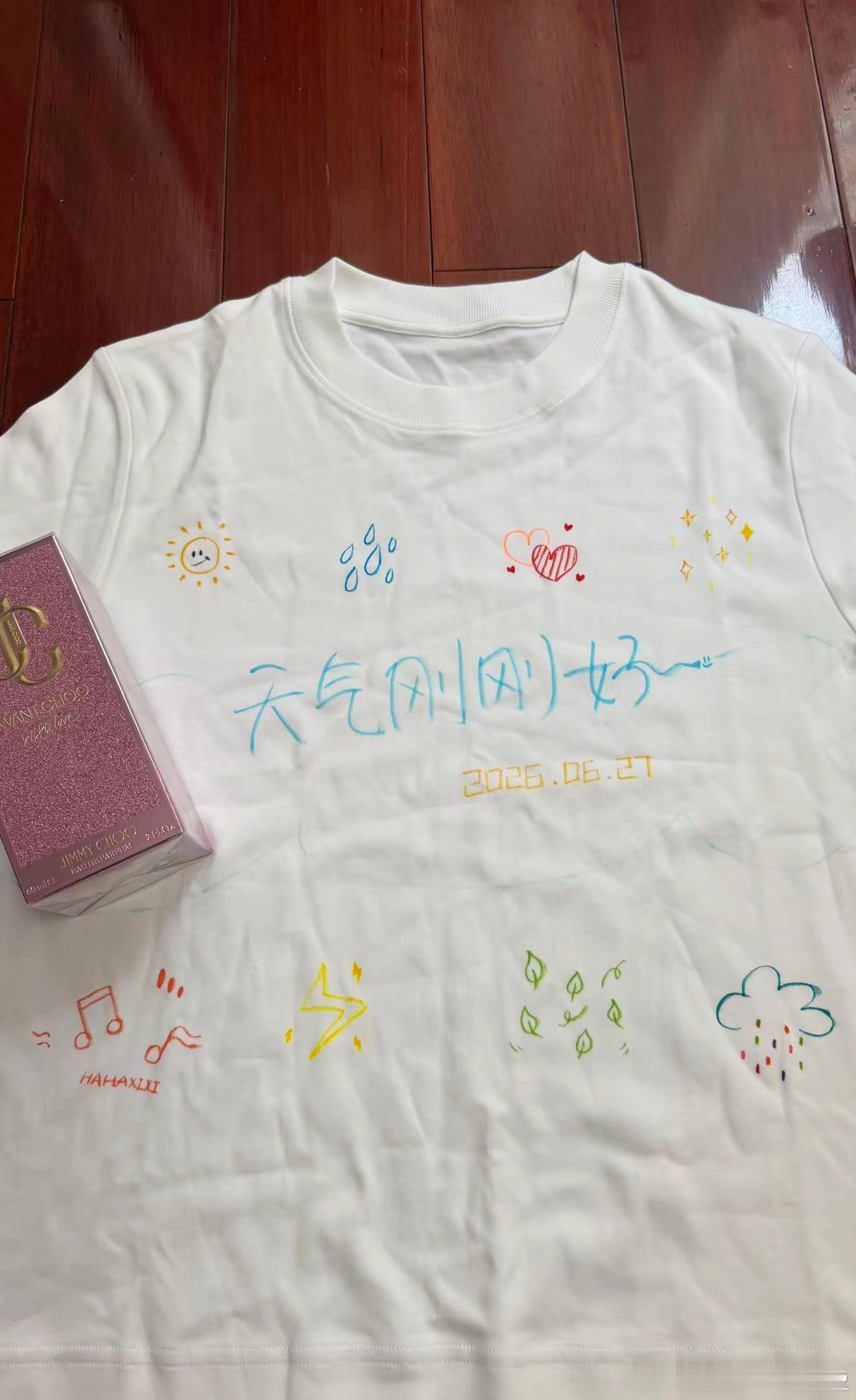唯一一件白梦妍画的衣服🥲好可爱 