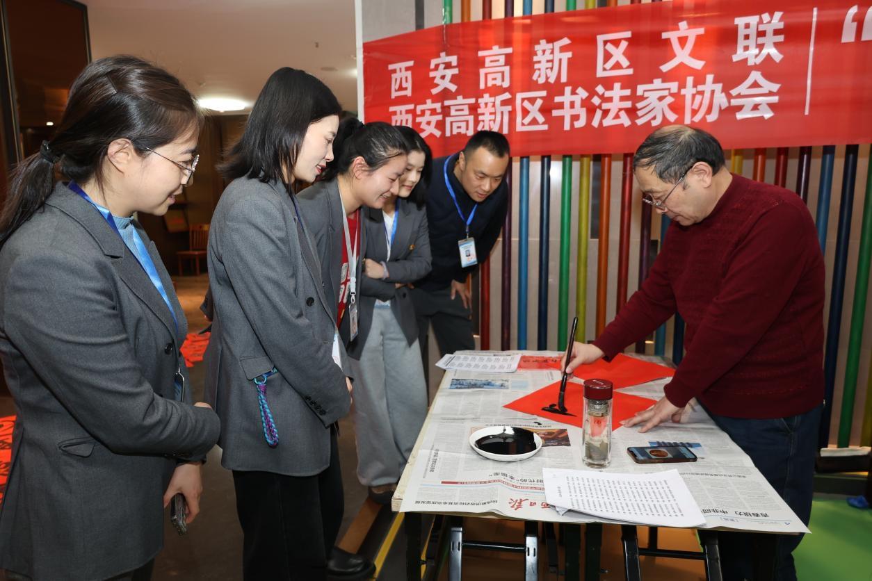 墨香融暖意 春联睦邻里
西安高新区“我们的节日•春节”文化惠民活动走进丈八街道枫