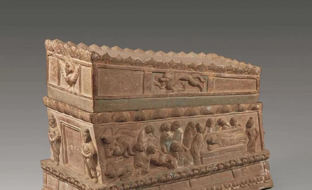 1957年秋天，甘肃有个叫李永强的瓦匠想翻新老房子。他和妻子杨秀芳挖地基时，铁锹