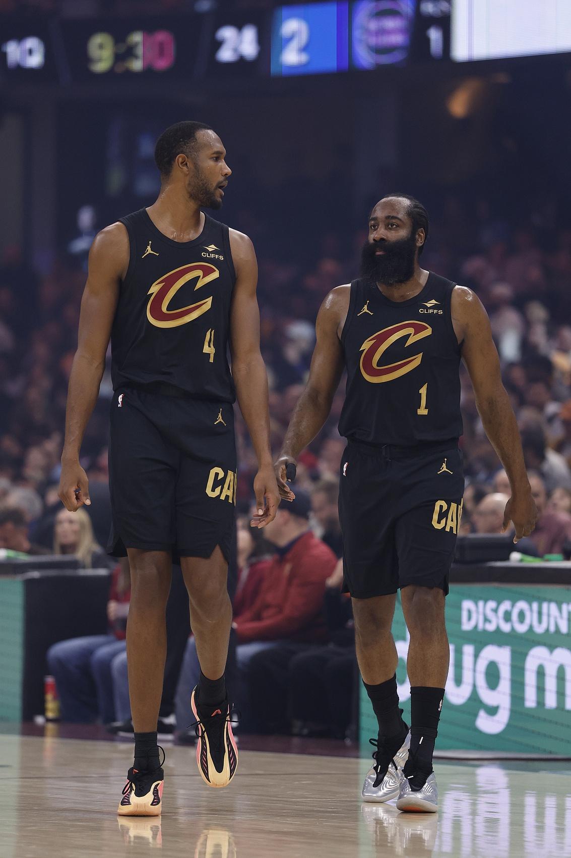 谈到和哈登配合，骑士中锋莫布里说：“我觉得他对比赛的理解非常透彻，我们一直在不断