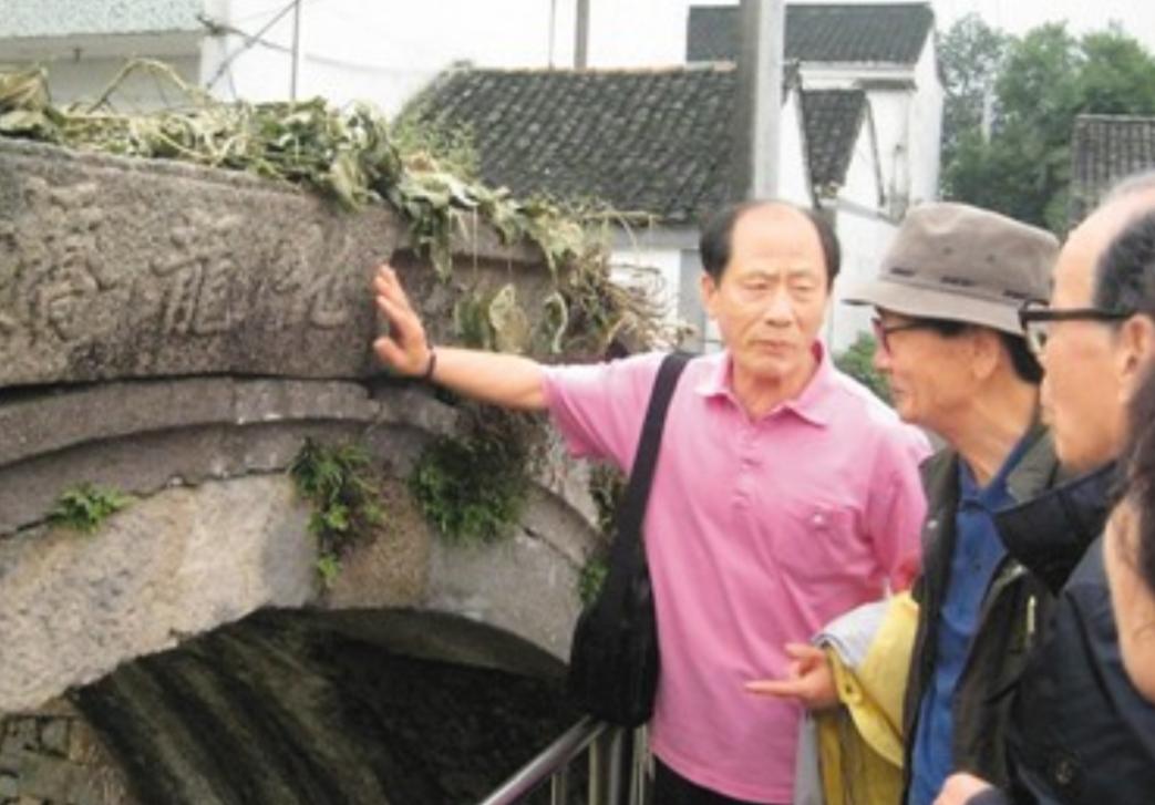 一群韩国老人跪在浙江湖州的古桥边嚎啕大哭，只因桥名和族谱上记载的一模一样——化龙
