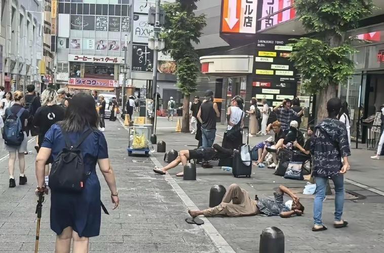 日本的衰落，是可以从许多数据变化中看出来的。一张图就能看出韩国和日本之间的逆转：