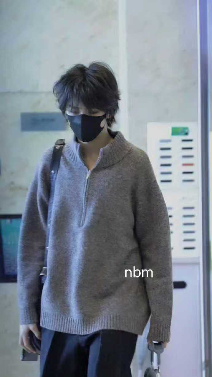 王橹杰王橹杰日系撕漫男高挑清瘦的身形太优越，妥妥衣架子清冷气质糅着软乎乎的温柔感