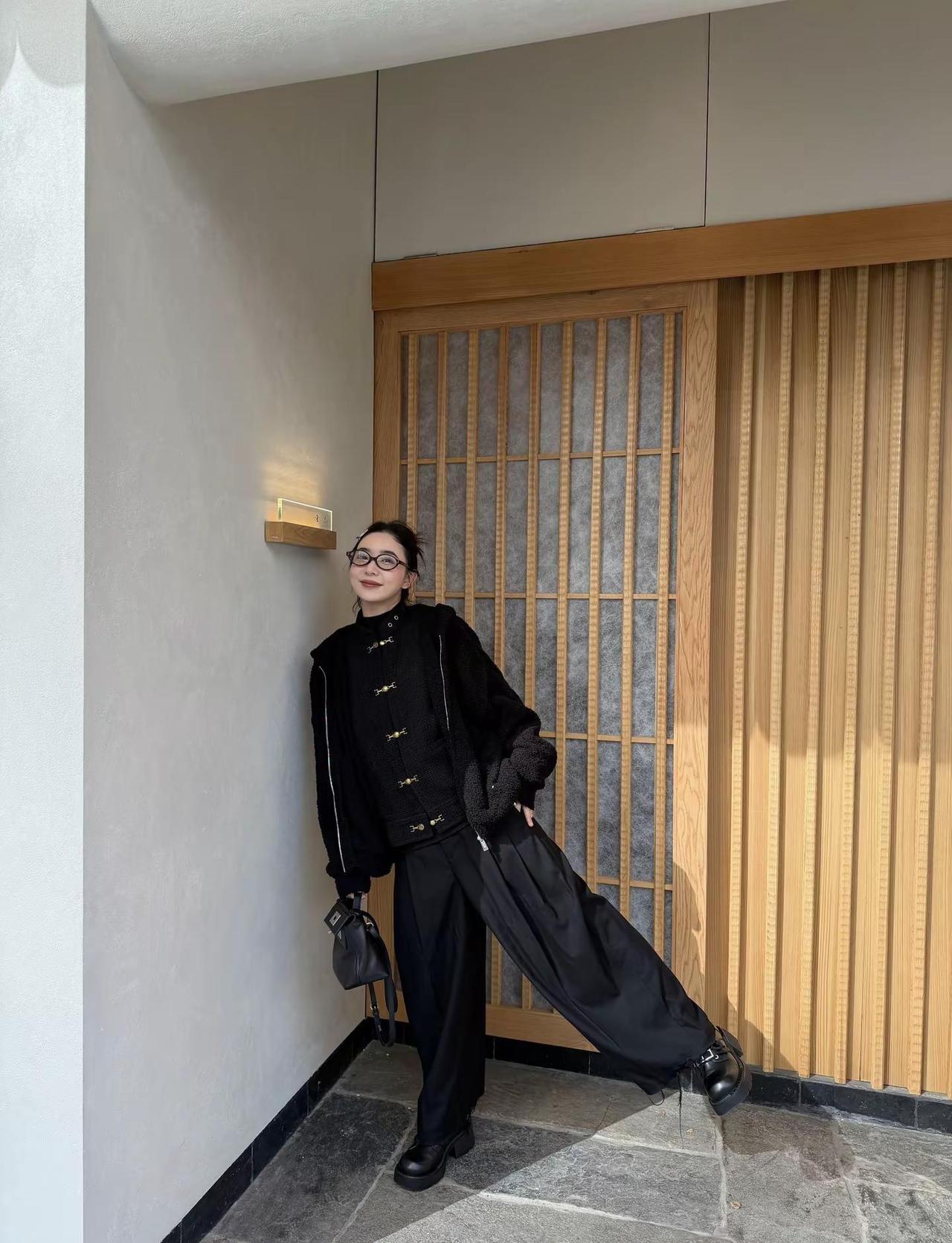 笑口常开。好久没穿粗花呢唐装啦 加上摇粒绒 超级暖 穿搭 teamwang