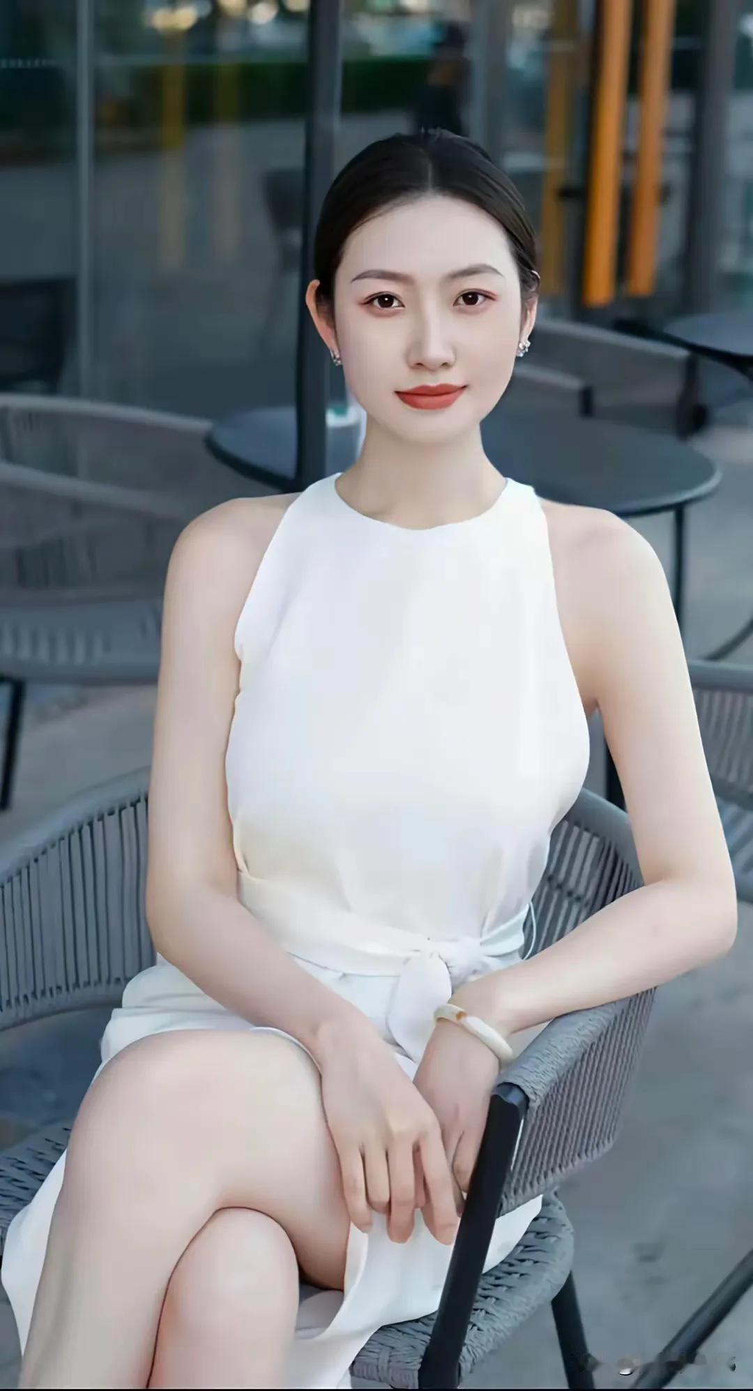 白裙气质美女