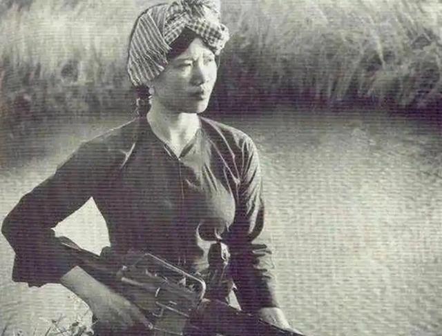 对越自卫反击战时，许多战士死在越南女兵的手上。为了教战士们快速分辨出越南女兵，部