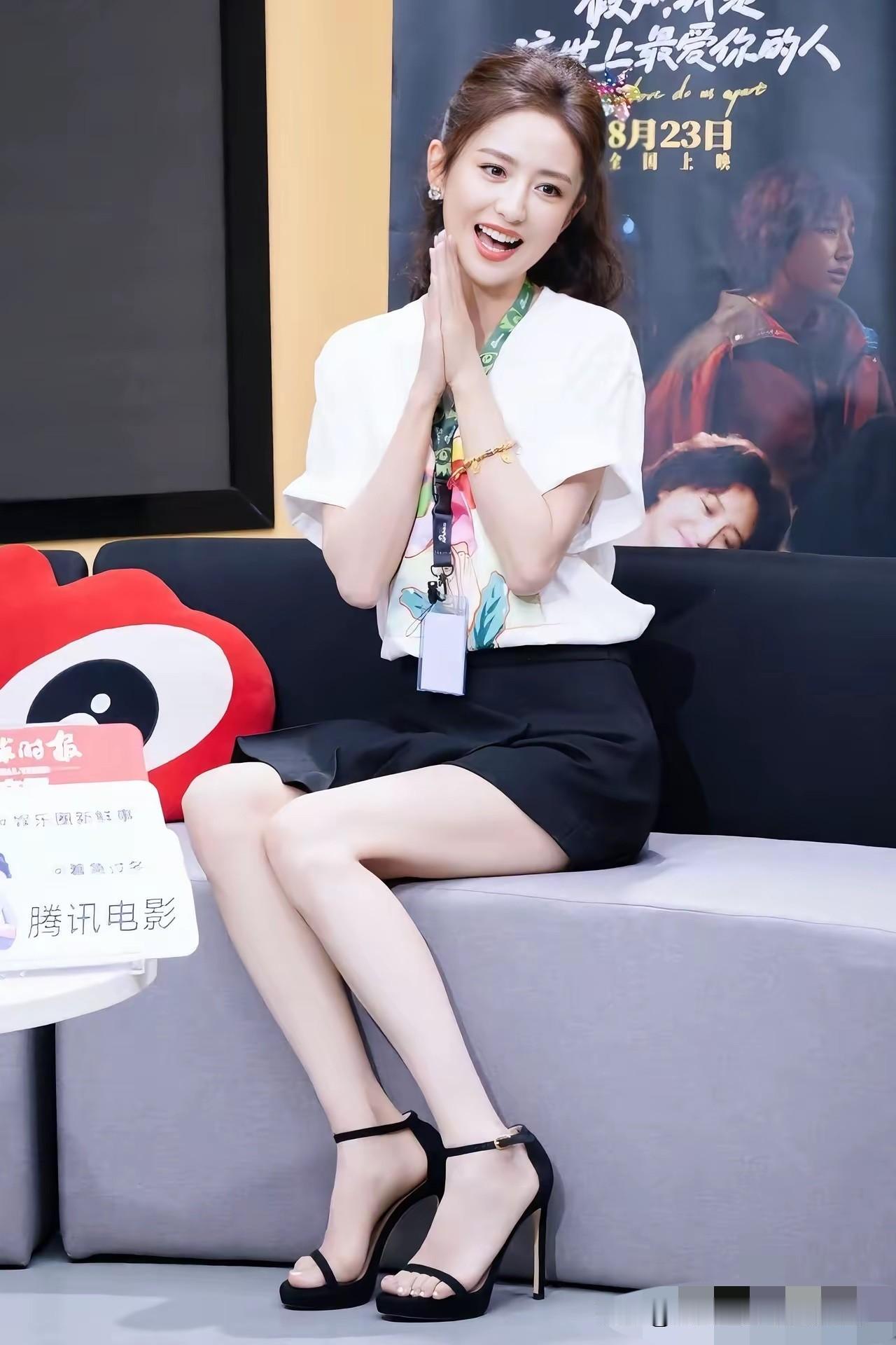 黑白经典穿搭，干练优雅，氛围感满满。