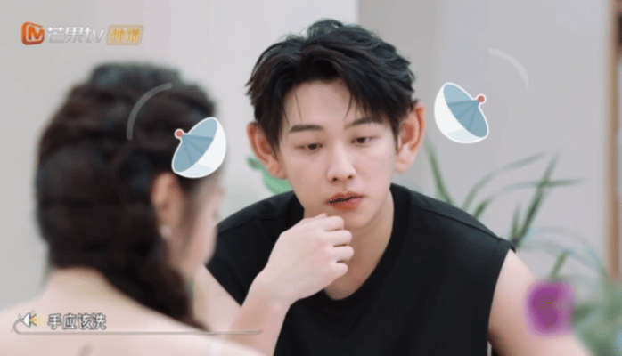丁程鑫吴泽林也是在前排磕上了cp丁程鑫吴泽林前排嗑糖笑到合不拢嘴，宋轶丞磊互夹菜