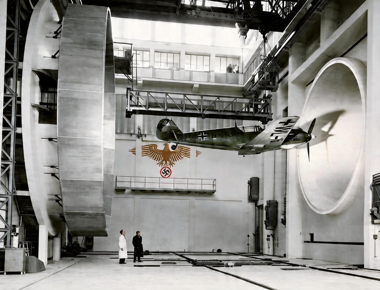 这是一九四零年德国的航空工程师对BF-109 战斗机进行风洞测试。此战斗机也成为