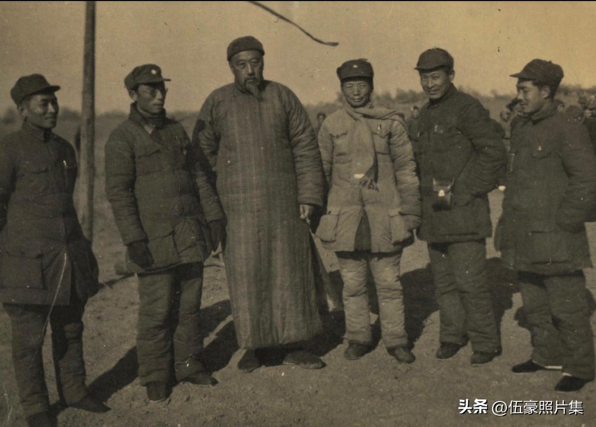 1945年元旦，苏中根据地领导人合影（左起）：叶飞、管文蔚、朱履先、季方、钟期光