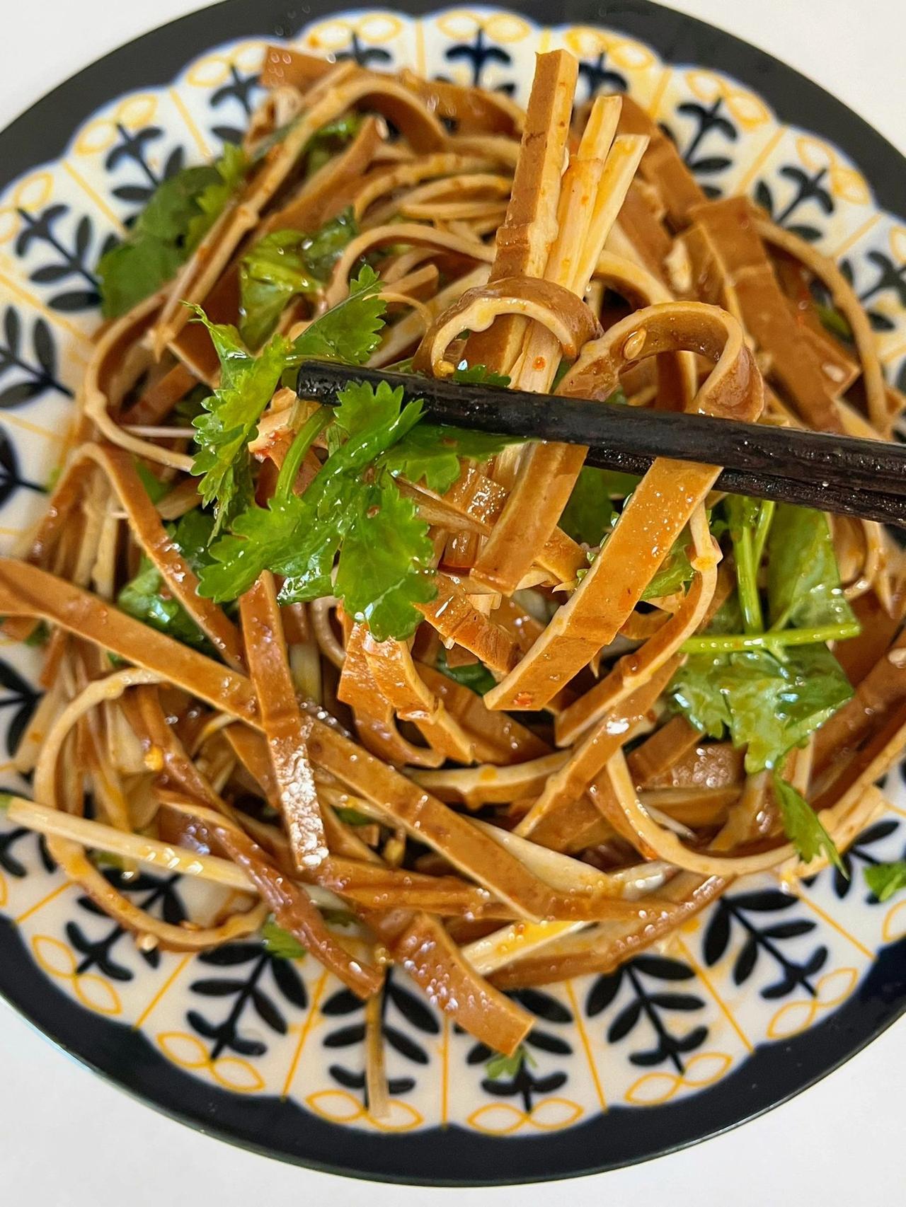 永远吃不腻的凉拌豆干，拯救不会做饭星人
我选的卤豆干，越嚼越香，做法简单，闷热的