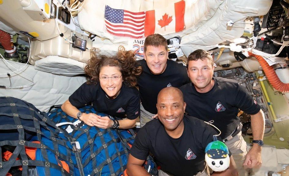 殖子们嗨翻天了。美国那个臭气熏天的的飞船去月球绕了一圈。四个人挤挤擦擦的，厕所都