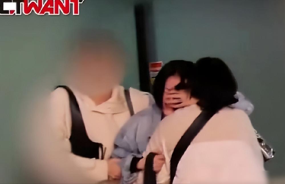 前几天深夜，台北街头。
小S被拍得狼狈透顶。刚录完节目外景，喝得站不稳，被俩助