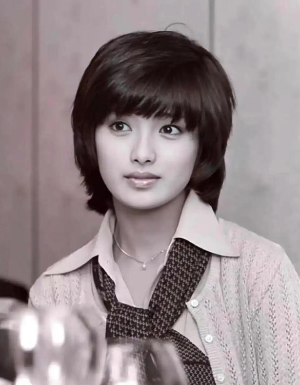 21岁，山口百惠放下话筒，走向一个男人。
这一走，就是44年。
她到底赌对了什么