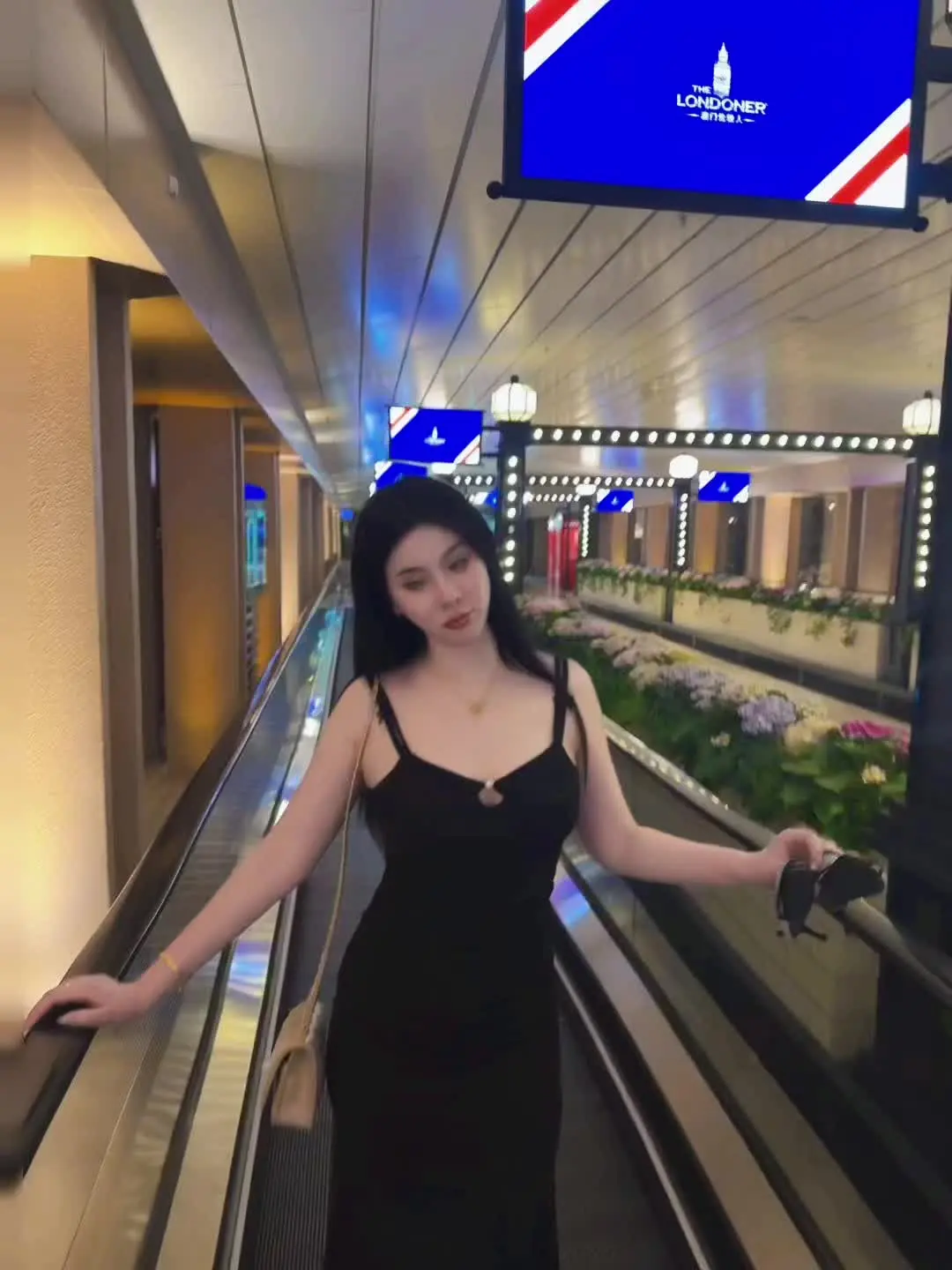 美女出门必备技能 手提👠