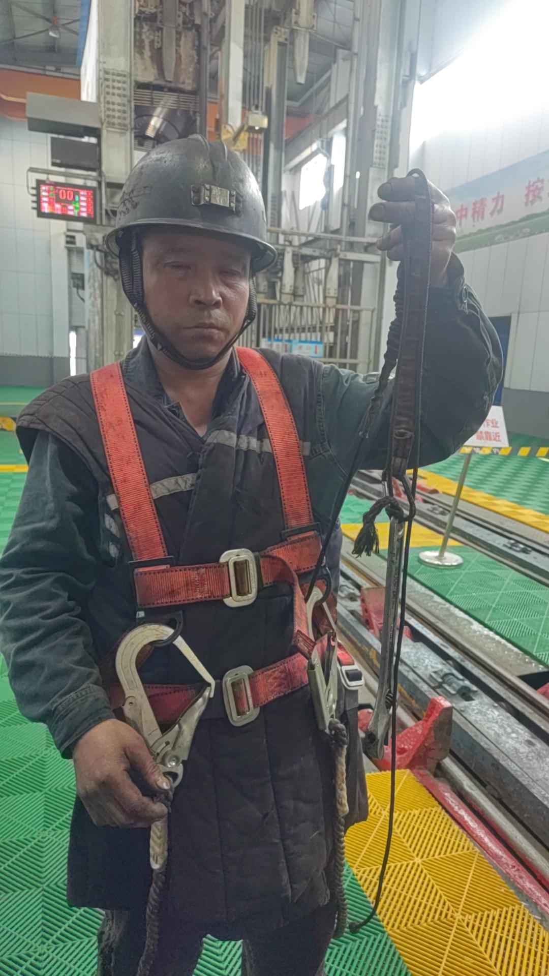 别再被“煤矿工人月薪过万”给骗了！
网上传的这话，真的太片面，根本不懂井下到底有