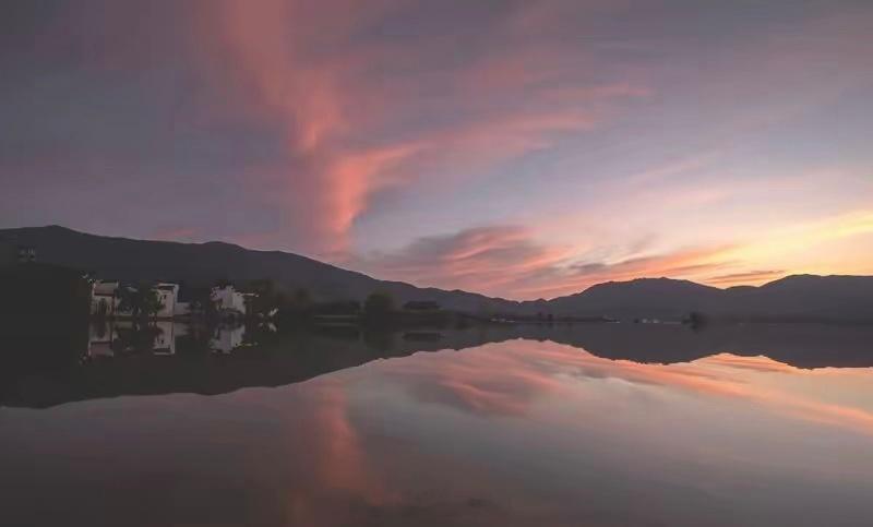 很多人觉得投资股票最高境界是精准抄底逃顶、抓涨停板，但真正赚大钱的人靠“守拙”。