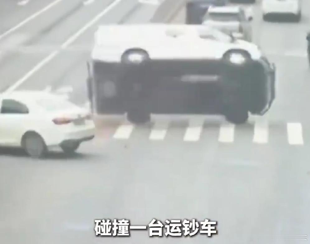 湖南长沙发生了一起情节十分离谱的交通事故。一男子酒后驾车专程赶往神仙岭风景区等候