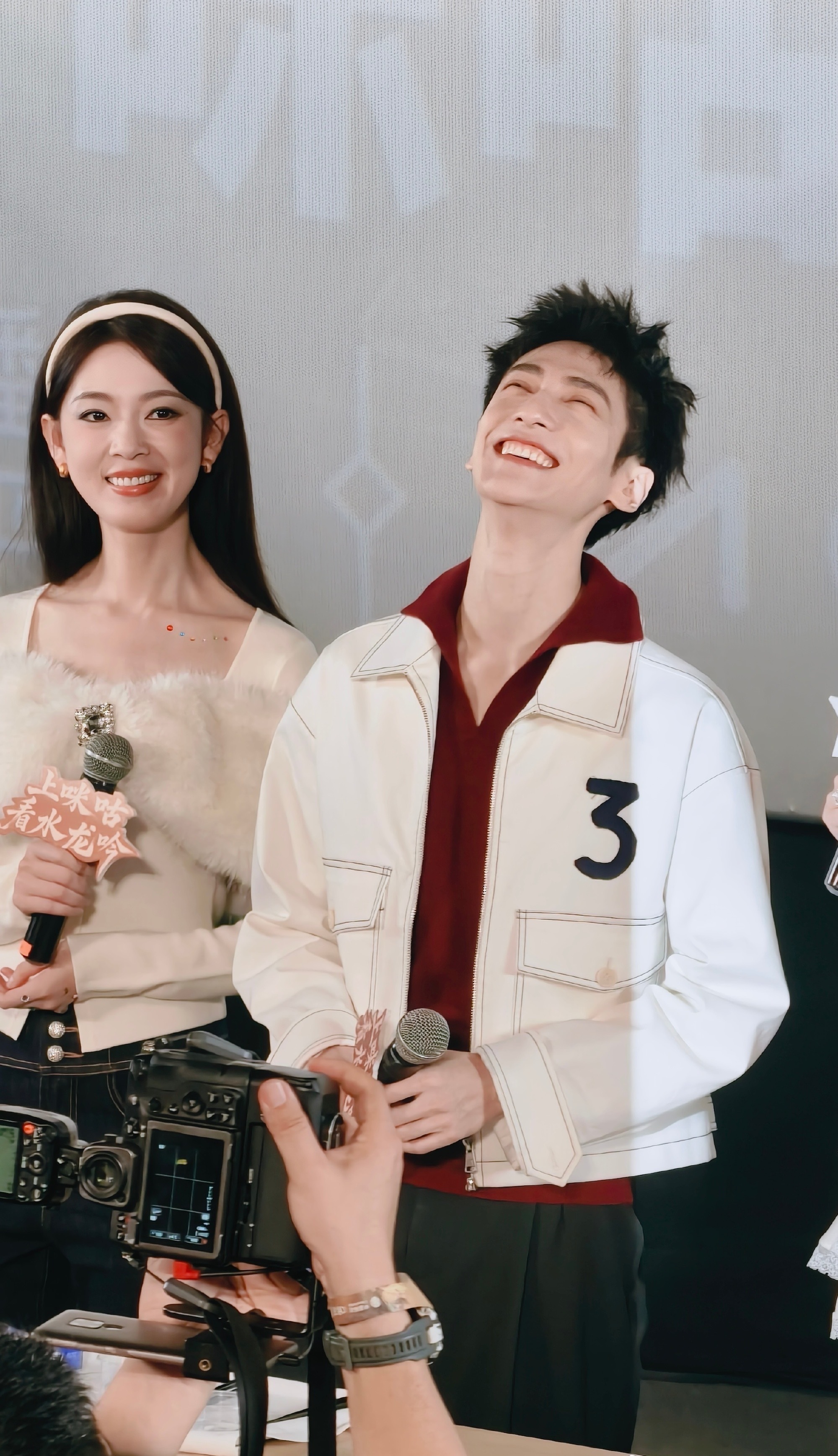 罗云熙宠粉清唱生日歌 水龙吟见面会直接被罗云熙圈死！看到粉丝生日立刻清唱，白色外