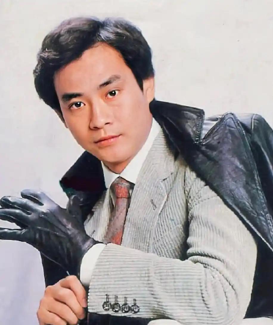 网上很多人人云亦云，说郑少秋只能演电视剧，演不了电影。小帅不以为意，郑少秋的电影