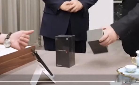 韩国总统和夫人喜获一人一台小米15 Ultra，还特地强调是“安全的”、“没有后