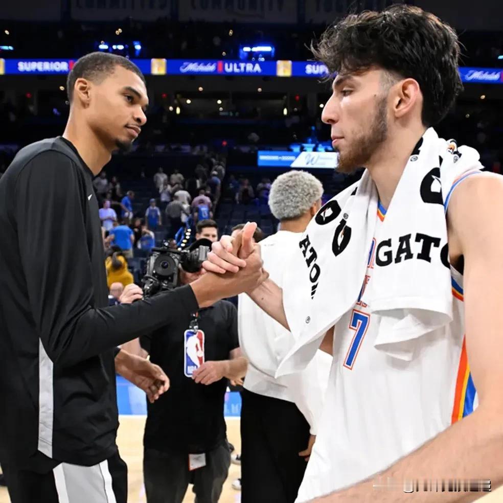 NBA 盖帽次数最多的五位球员是：

1.维克多·文班亚马•222
2.切特·霍