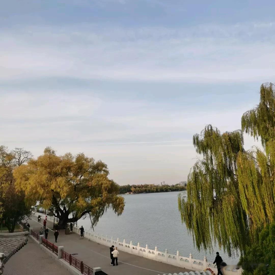 福气：向内归因，自我投资，正是一个人最好的转运之法。

人到中年，少说，少管，少