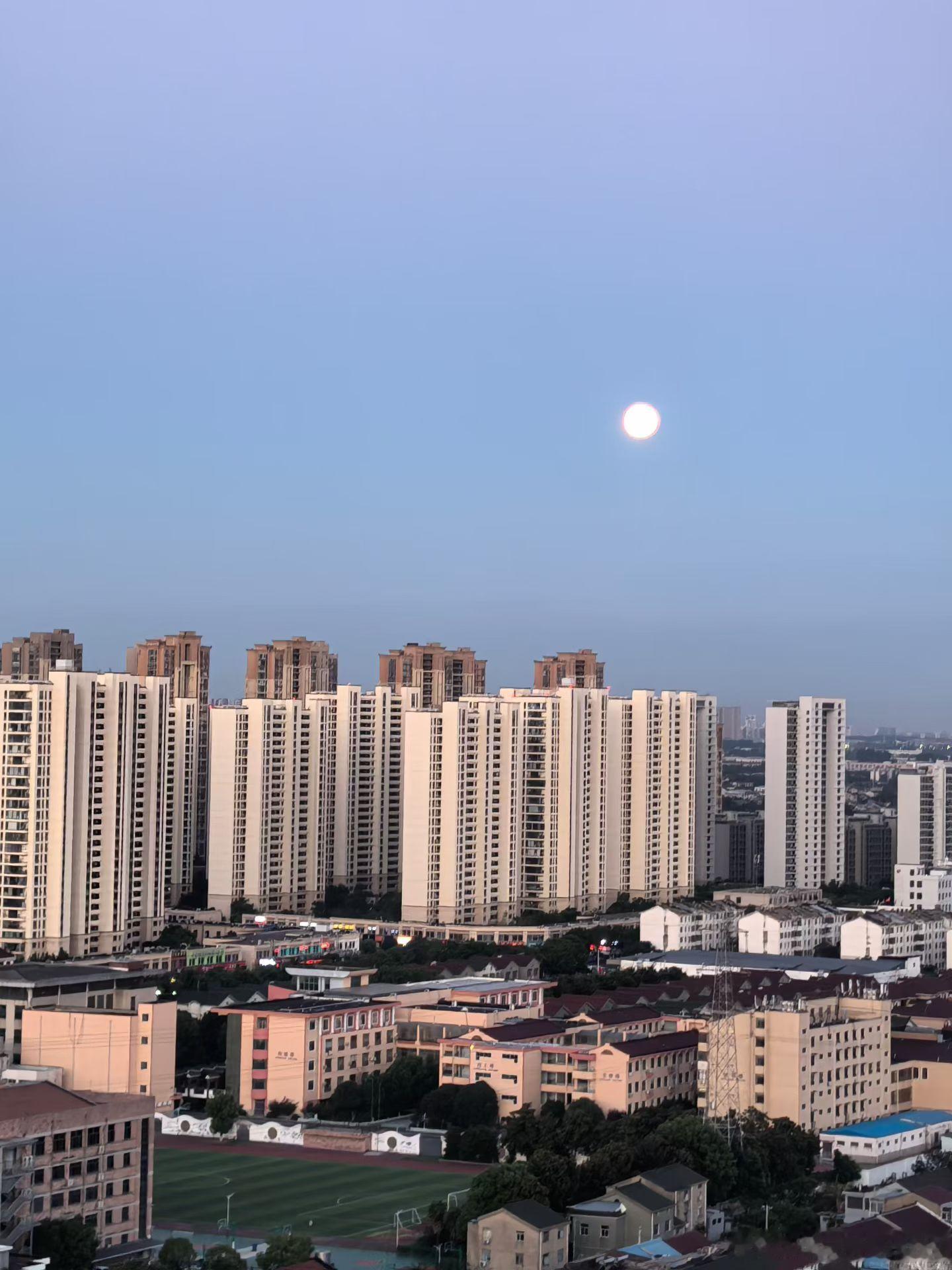 随手拍今天俺起的早，月亮没下班，太阳还没上岗。 常州