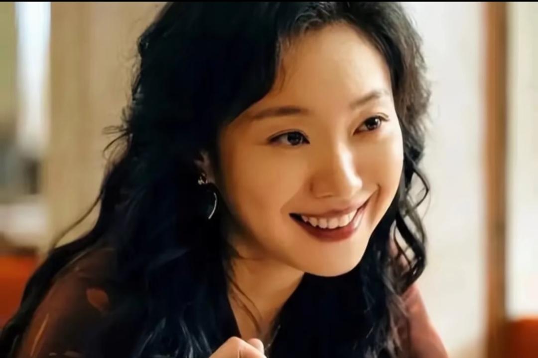 要我说，王佳佳才是真正的漂亮。

  那笑容非常的迷人，那笑容背后的一丝阴冷，是