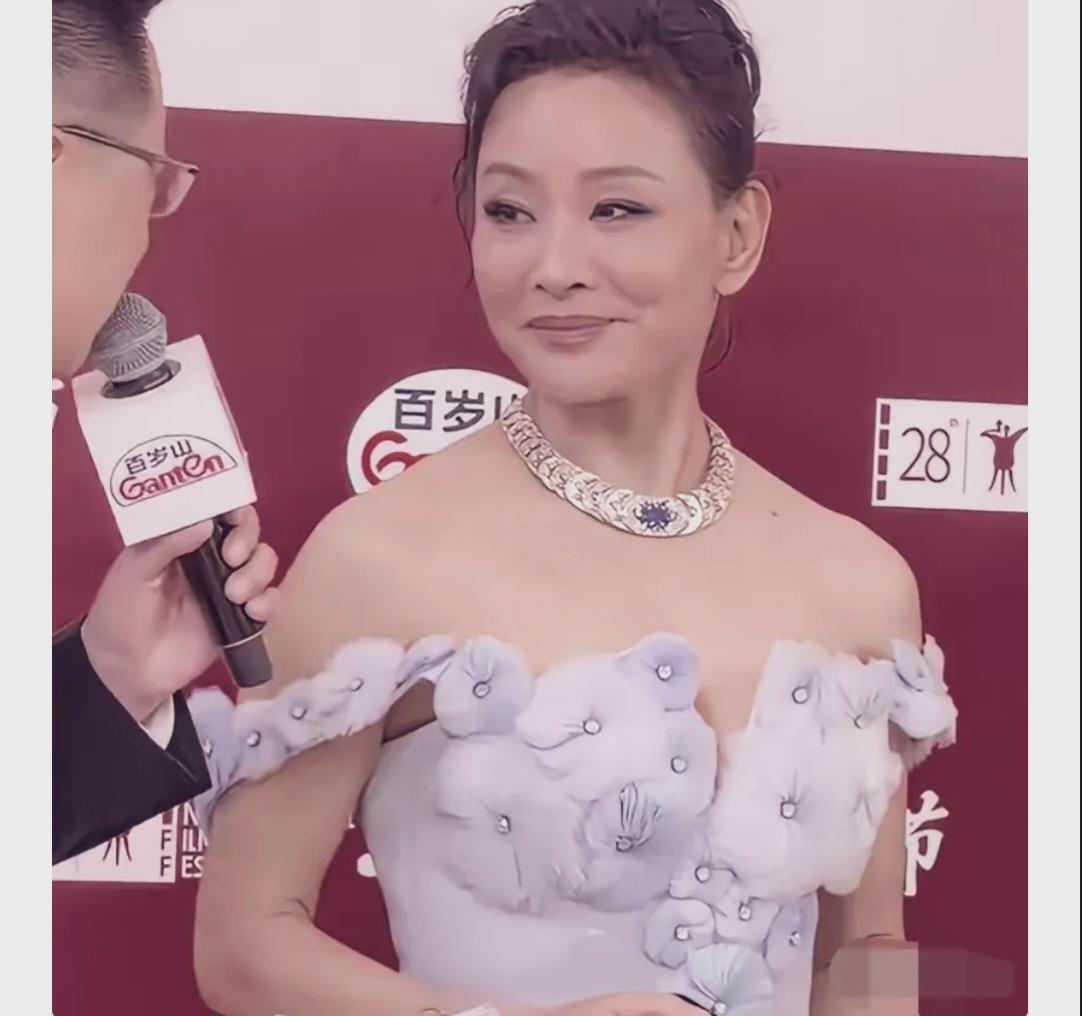 这老太太在国外待不住啊，兜兜转转还是回国了！