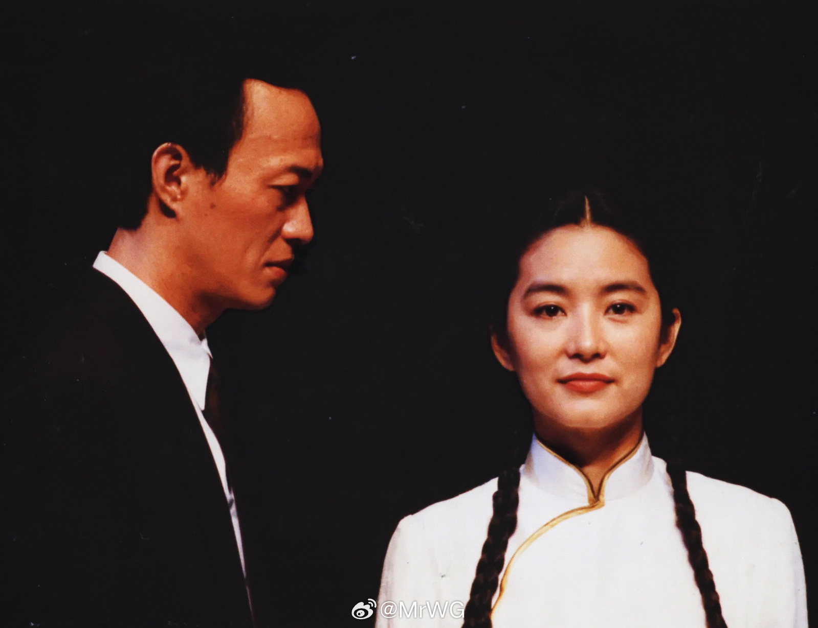 MrWG影讯很想听！ 【🖼️《江／云 · 之／间》｜“舞台与时间之间── 江滨