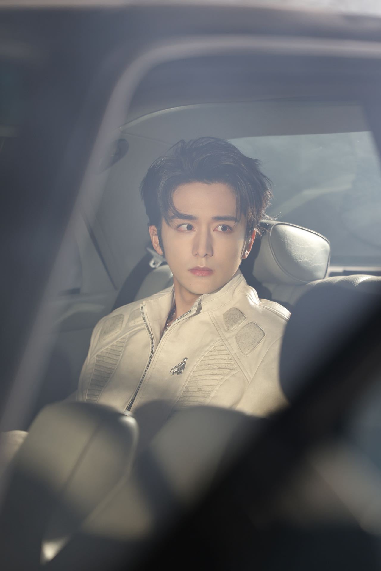 不想上班想上张新成的车 张新成穿皮衣简直是魅魔我说，再配上他那双含情目抬眼看你，