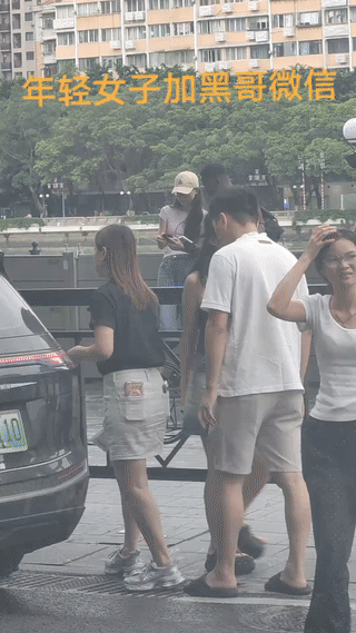 广州街头，有网友拍到一名年轻女子正在和一名黑人男子聊天，互加好友？
两个人看起来