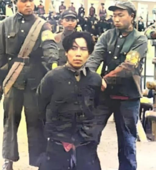 1951年1月，戴笠的儿子戴善武被五花大绑，跪在地上即将被执行死刑。被枪毙的时候