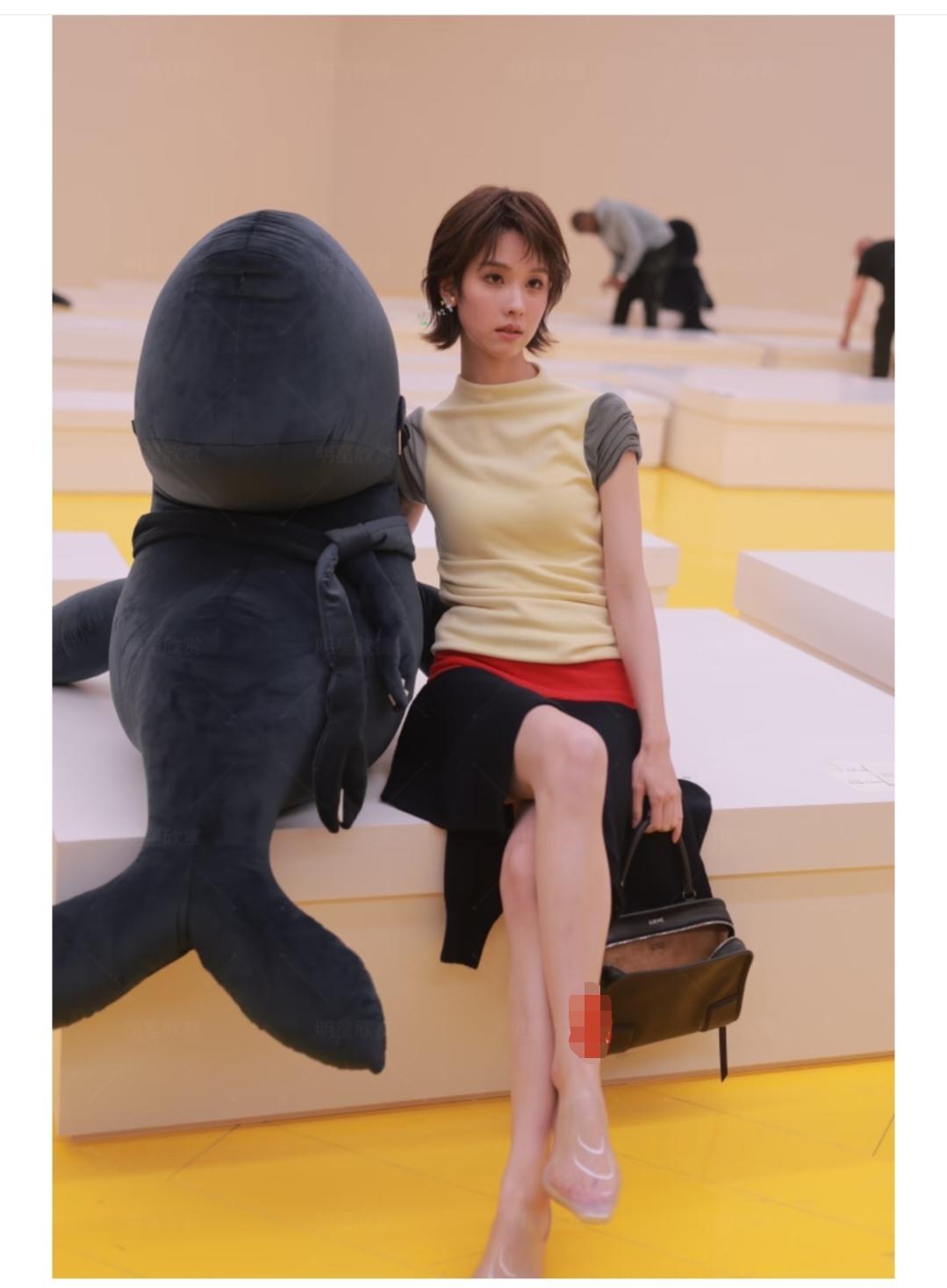 陈都灵，短发，洋气又俏皮。