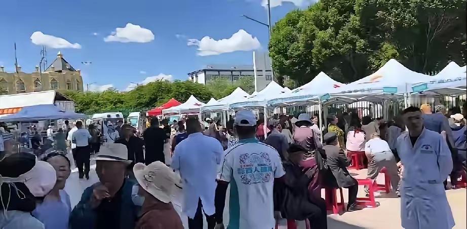 我又错了，我原以为百人援蒙义诊是深入牧区进蒙古包帮缺医少药的人看病，没想到就是在