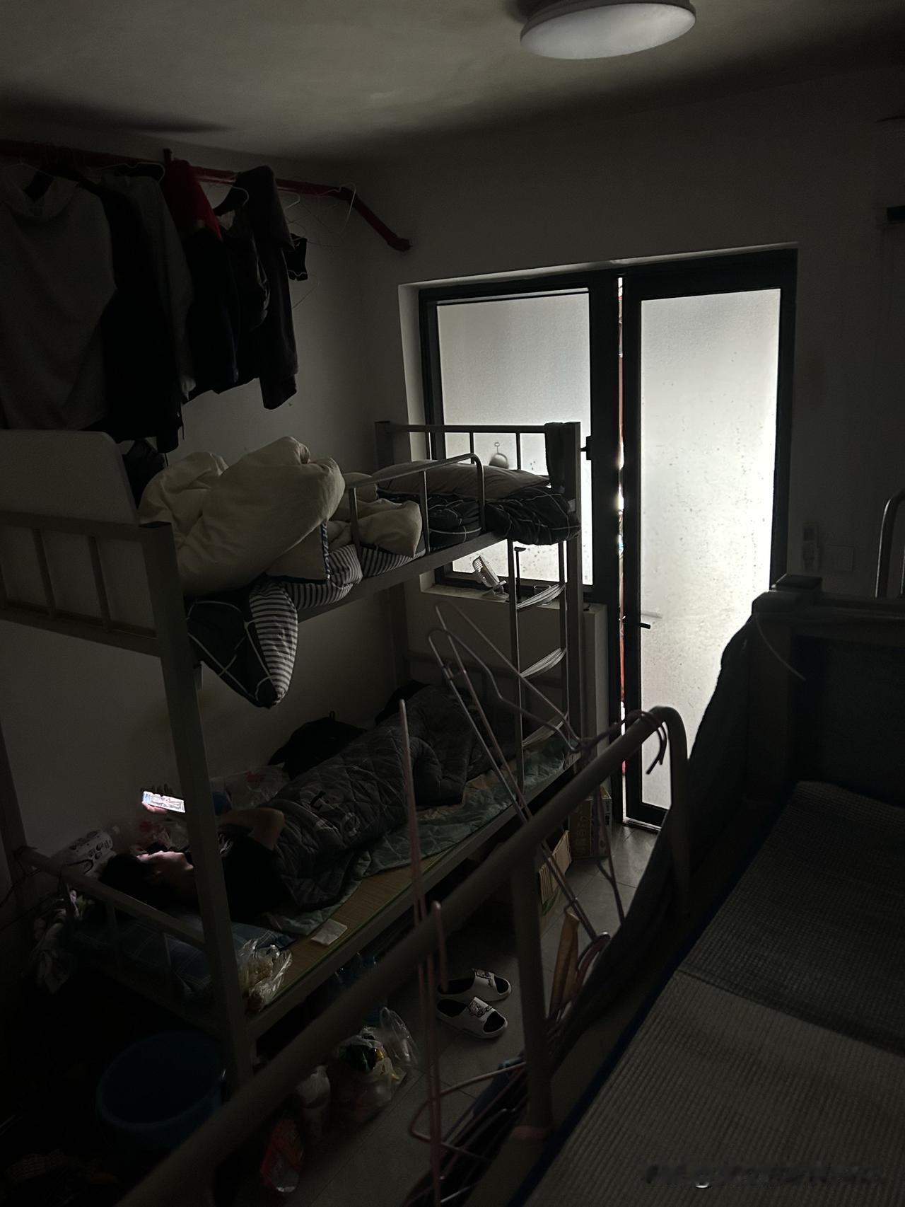 想了解一个人真实情况，就去看TA的卧室。不讲卫生，床上乱七八糟的人，一般人品也极
