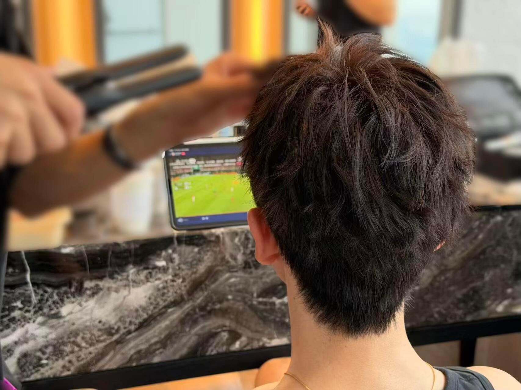 张云龙做头发也得看世界杯 张云龙做头发也得看世界杯？？哥你真的很爱足球的吧！龙哥