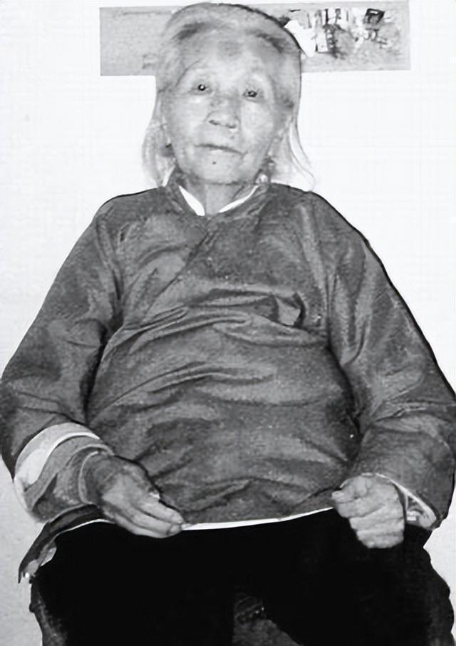 1992年冬天，河北香河县有位88岁的老太太周凤臣，突然对自己的孙子说：“我要做