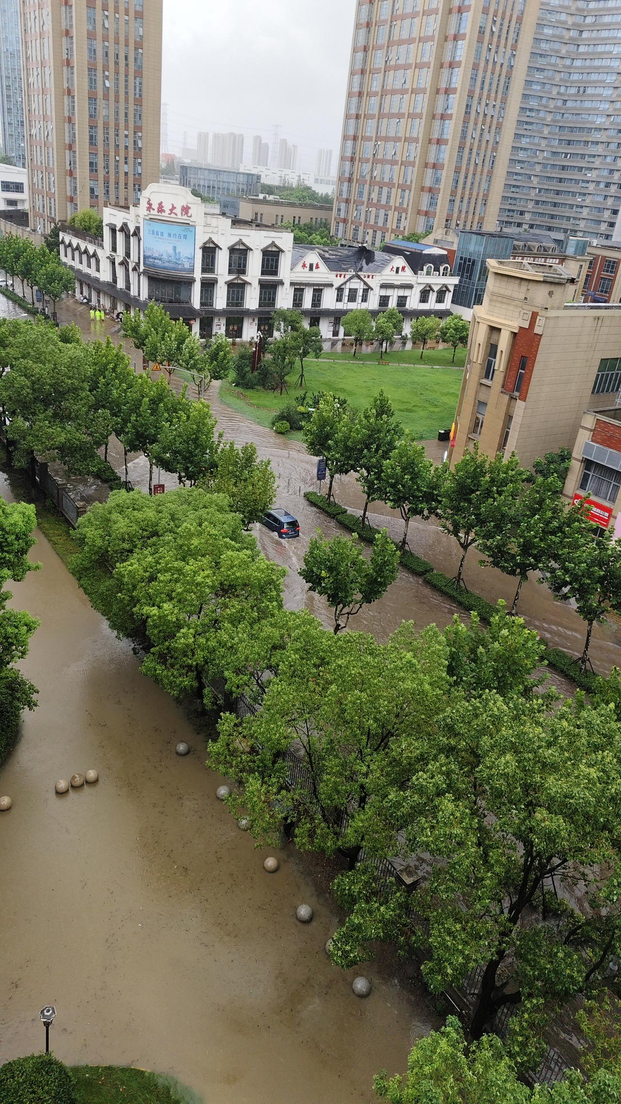 台风白海豚袭沪：一觉醒来，街头变河道
 
今早一觉打开门，不少上海人直接被眼前景